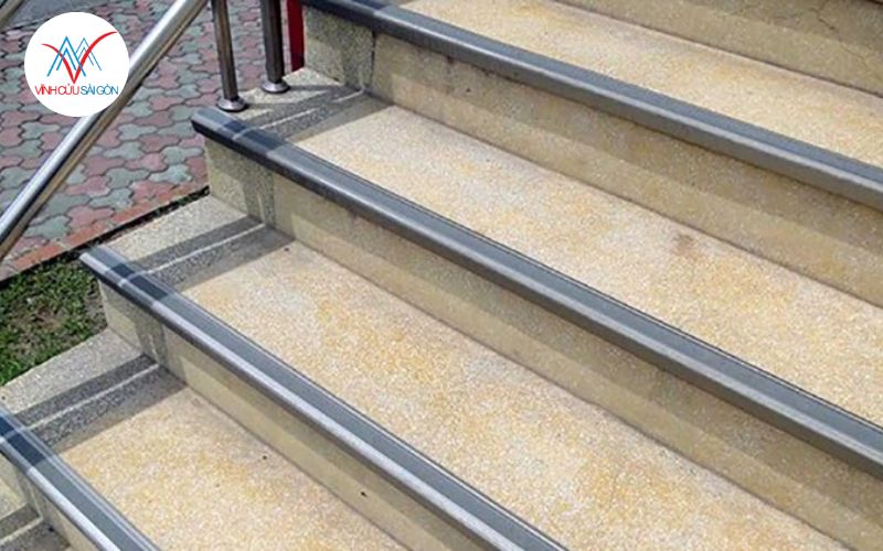 Những Nguy Hiểm Khi Bậc Thềm Nhà Bị Trơn Trượt